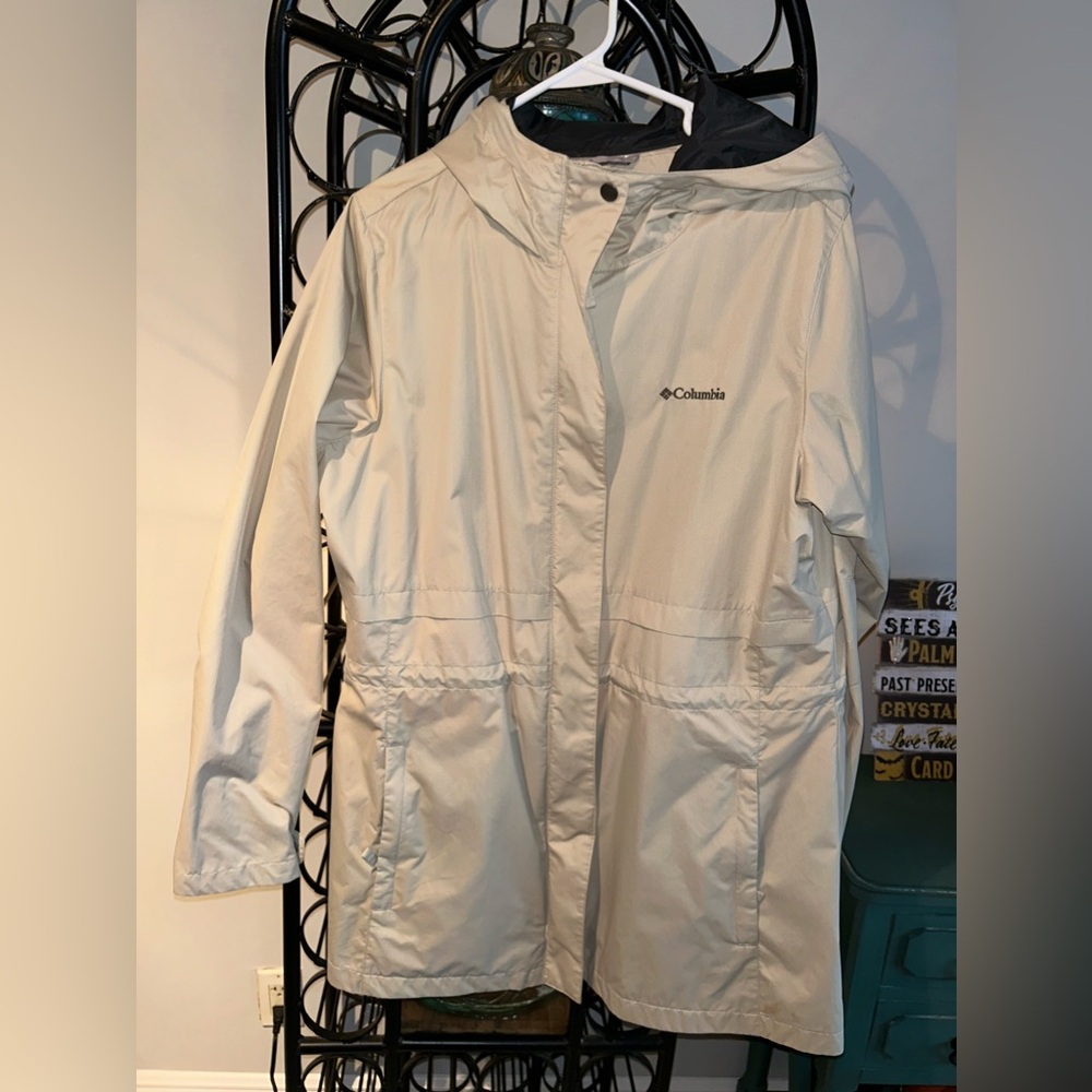 Columbia xl rain coat.Hooded. Tan